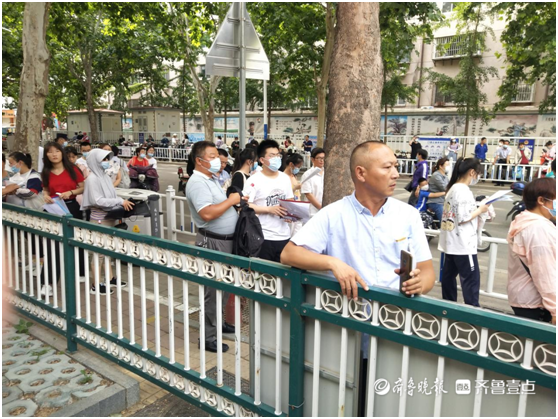 考场外的家长：等待是最长情的告白