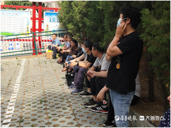 考场外的家长：等待是最长情的告白