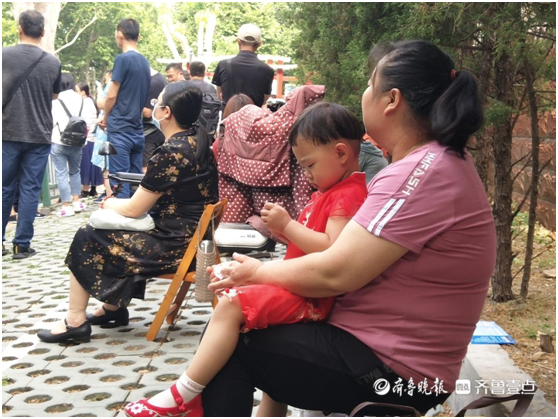 考场外的家长：等待是最长情的告白