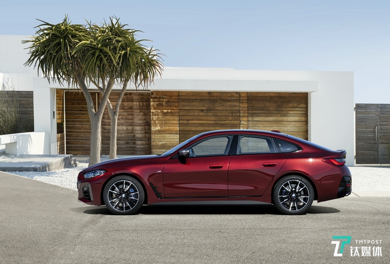 数字化、智能化升级，宝马发布全新BMW 4系四门轿跑车 | 一线车讯