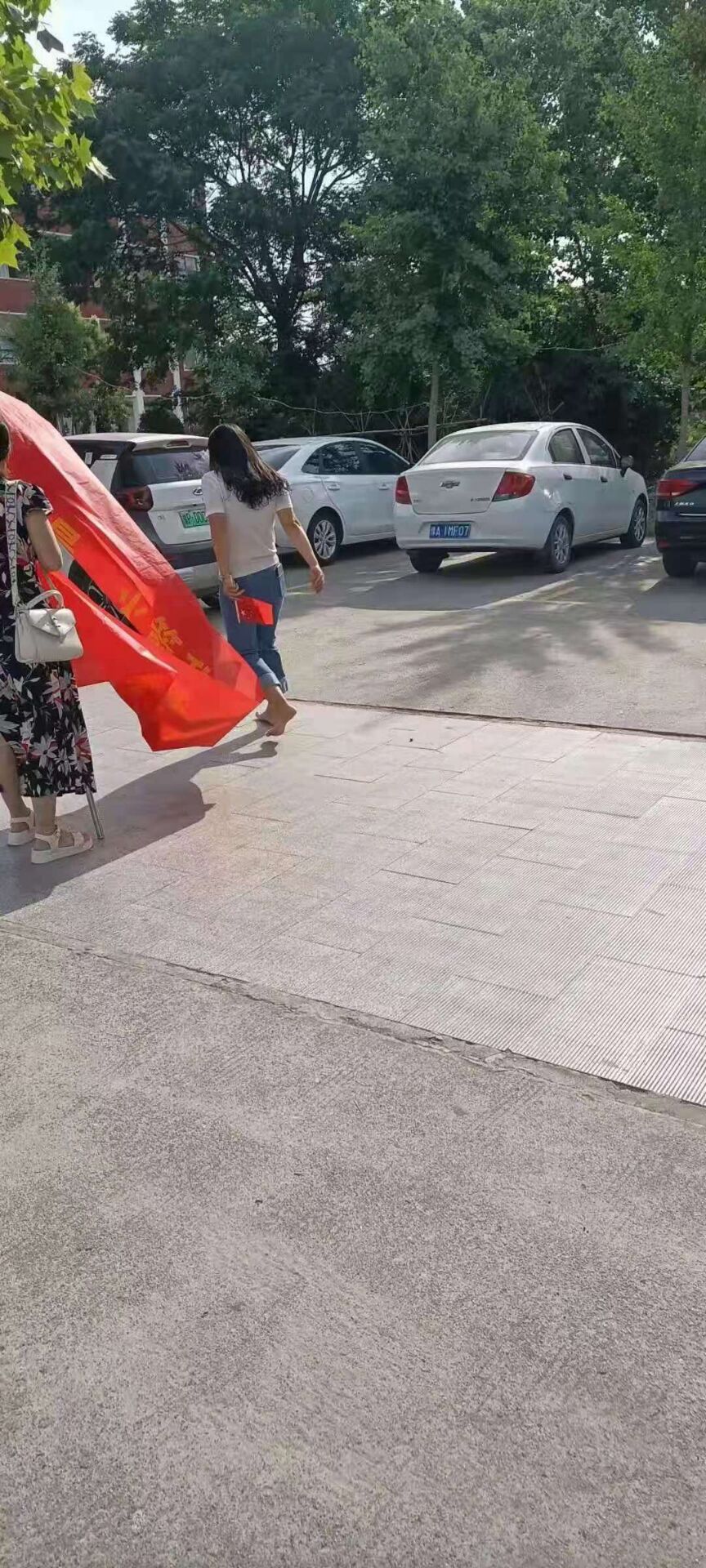 周口“赤脚女教师”走红 考点一“鞋”之恩引来点赞
