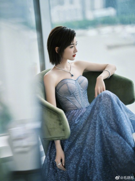 毛晓彤入围白玉兰最佳女配角 身穿星空蓝闪钻抹胸裙娇俏可人