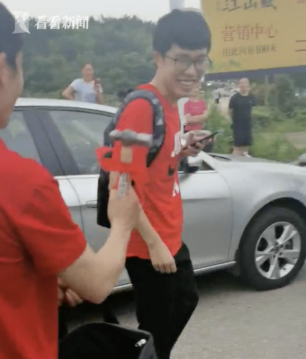 高考结束 爸爸送孩子特别礼物……一把锤子！网友：有创意，一锤定音