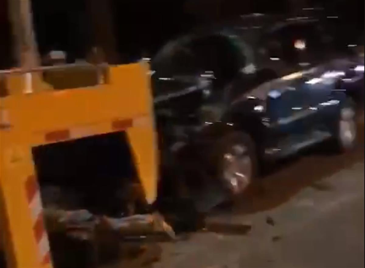 山西一越野车撞上路边工程车，事故造成人员伤亡