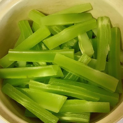腌莴笋的做法（夏日必备酸辣过瘾的腌莴笋）