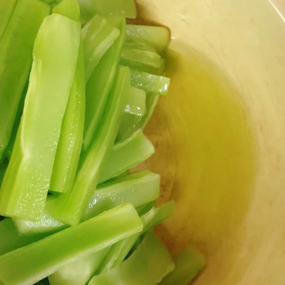 腌莴笋的做法（夏日必备酸辣过瘾的腌莴笋）