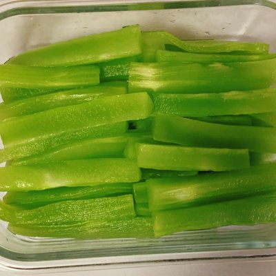 腌莴笋的做法（夏日必备酸辣过瘾的腌莴笋）