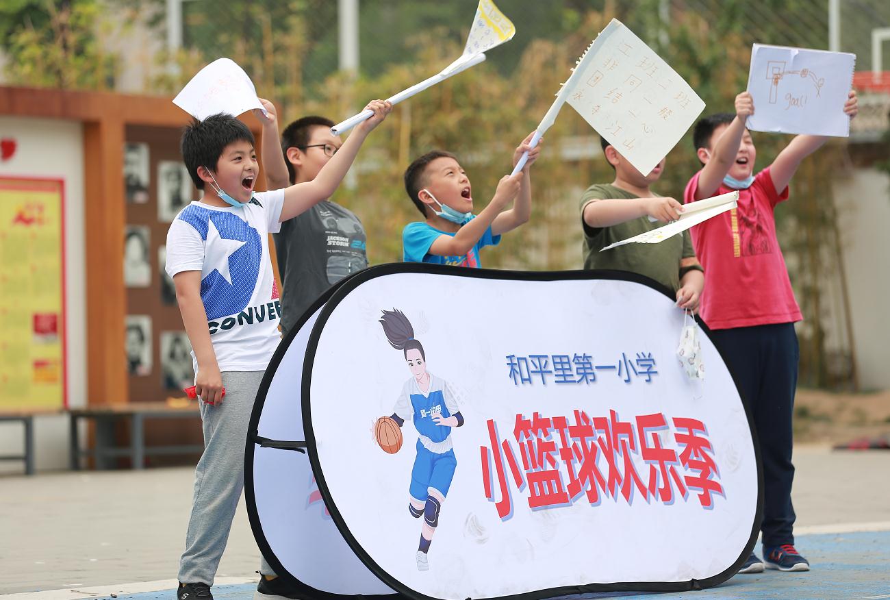 为什么下雨足球比赛照常进行(学生办赛、花式课间操……未来的校园，体育不再唱配角)