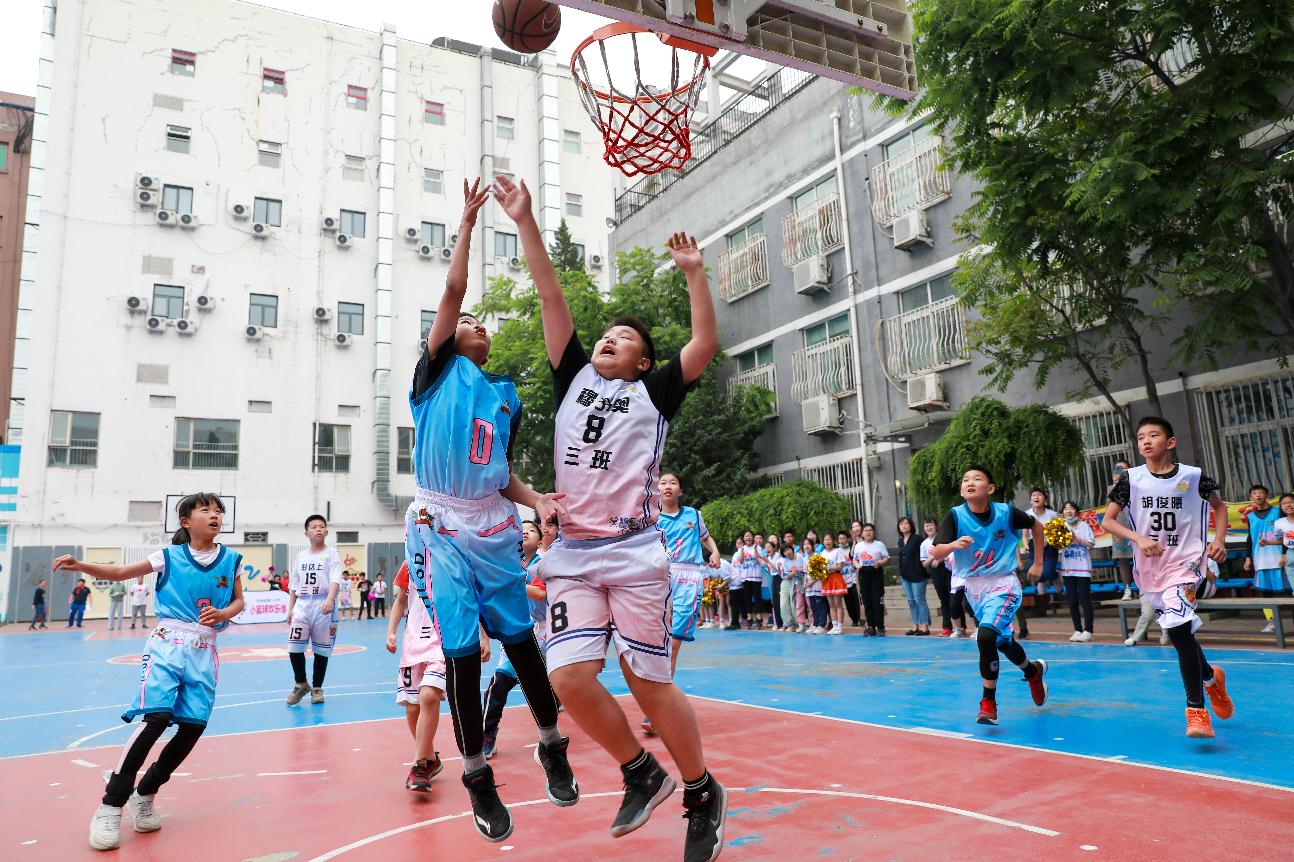 为什么下雨足球比赛照常进行(学生办赛、花式课间操……未来的校园，体育不再唱配角)