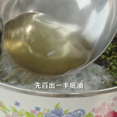 花椒油怎么做（自制花椒油凉拌菜拌面腌肉来一勺超级香）