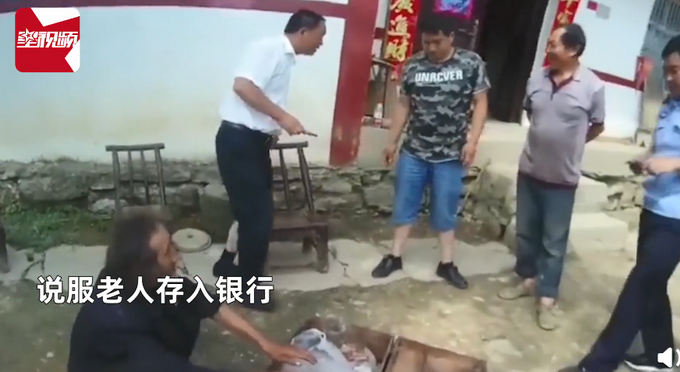 心酸！独居老人37年积蓄放家中发霉，村干部立马“举报”救钱