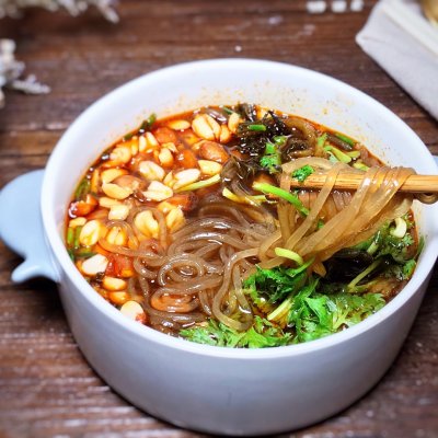 酸辣粉絲湯的做法,酸辣粉絲湯的做法家庭步驟
