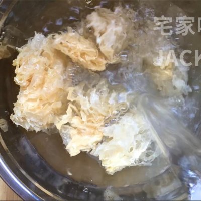 冰糖银耳羹，浓浓的胶质，甜甜蜜蜜，原料和制作过程都超简单