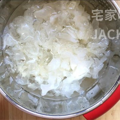冰糖银耳羹，浓浓的胶质，甜甜蜜蜜，原料和制作过程都超简单