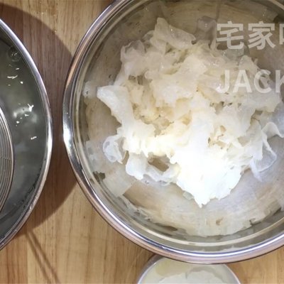 冰糖银耳羹，浓浓的胶质，甜甜蜜蜜，原料和制作过程都超简单