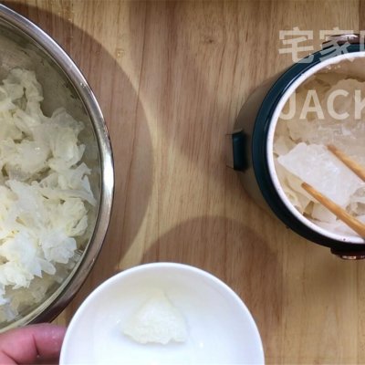 冰糖银耳羹，浓浓的胶质，甜甜蜜蜜，原料和制作过程都超简单