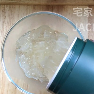 冰糖银耳羹，浓浓的胶质，甜甜蜜蜜，原料和制作过程都超简单