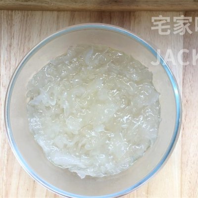 冰糖银耳羹，浓浓的胶质，甜甜蜜蜜，原料和制作过程都超简单