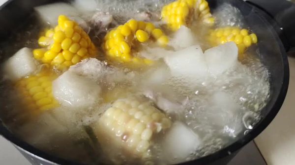 萝卜玉米排骨汤的做法(鲜美汤香，家常美食心得)