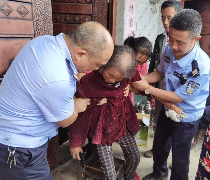 四川广元73岁老人上山采药走失 干群搜救16小时将其找到