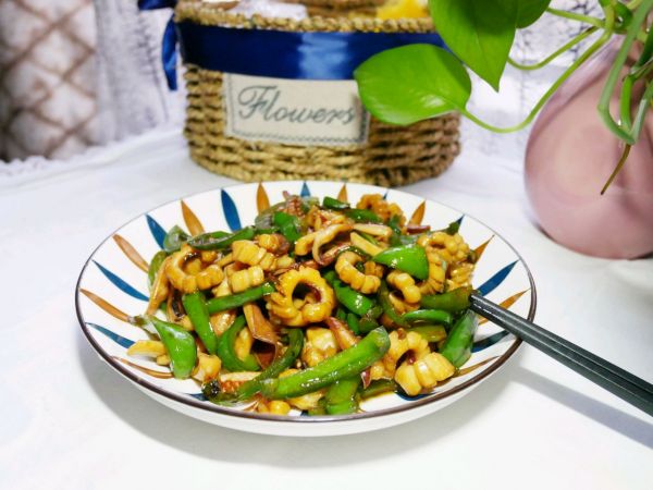 鱿鱼炒青椒的做法（一道夏日开胃菜的做法）
