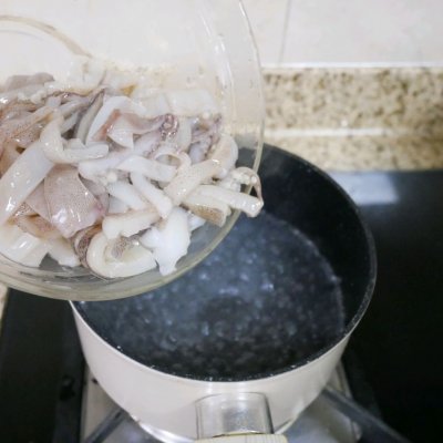 鱿鱼炒青椒的做法（一道夏日开胃菜的做法）