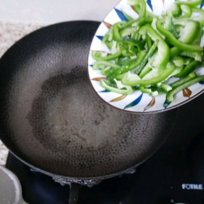 鱿鱼炒青椒的做法（一道夏日开胃菜的做法）