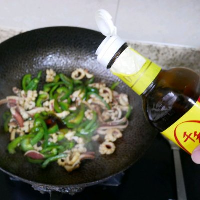 鱿鱼炒青椒的做法（一道夏日开胃菜的做法）