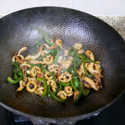 鱿鱼炒青椒的做法（一道夏日开胃菜的做法）