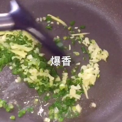 葱油蛏子怎么做（百吃不厌的美味葱油蛏教程）