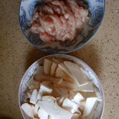 肉炒杏鲍菇的家常做法（10分钟快手菜杏鲍菇炒肉）