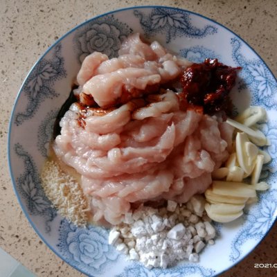 肉炒杏鲍菇的家常做法（10分钟快手菜杏鲍菇炒肉）