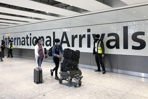 英媒：感染率正飙升之际 英国停止对入境者例行新冠筛查