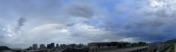 杭州今天出现了美丽的彩虹！有人悄悄地希望台风带来的“烟花”带来的凉爽不会成为灾害。