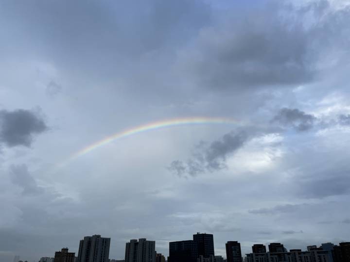 杭州今天出现了美丽的彩虹！有人悄悄地希望台风带来的“烟花”带来的凉爽不会成为灾害。