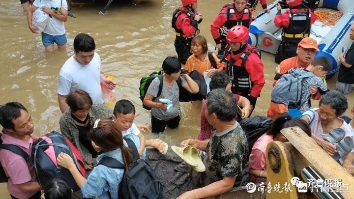 鲁A、鲁M、鲁K 新乡整条街都是山东救援队！网友：可以永远相信山东
