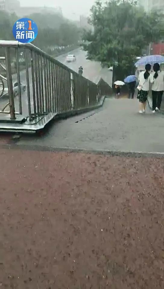 此刻，西安雨大到模糊！红色区域的市民请避雨！还有，这些区域将停电