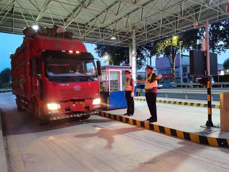 “凌晨4点还在查车，我服了！”交通、公安联合查车“不打烊”