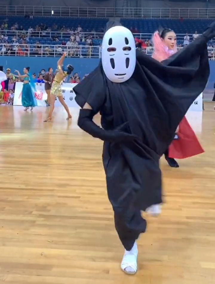 女孩穿着“无颜男子”的服装参加国标舞蹈比赛萌网民