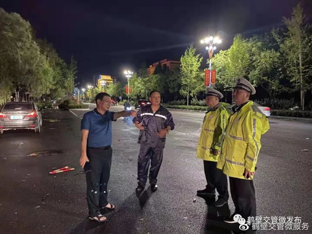 正能量丨暴风骤雨显担当，鹤壁交警全警动员保障人民群众生命财产安全