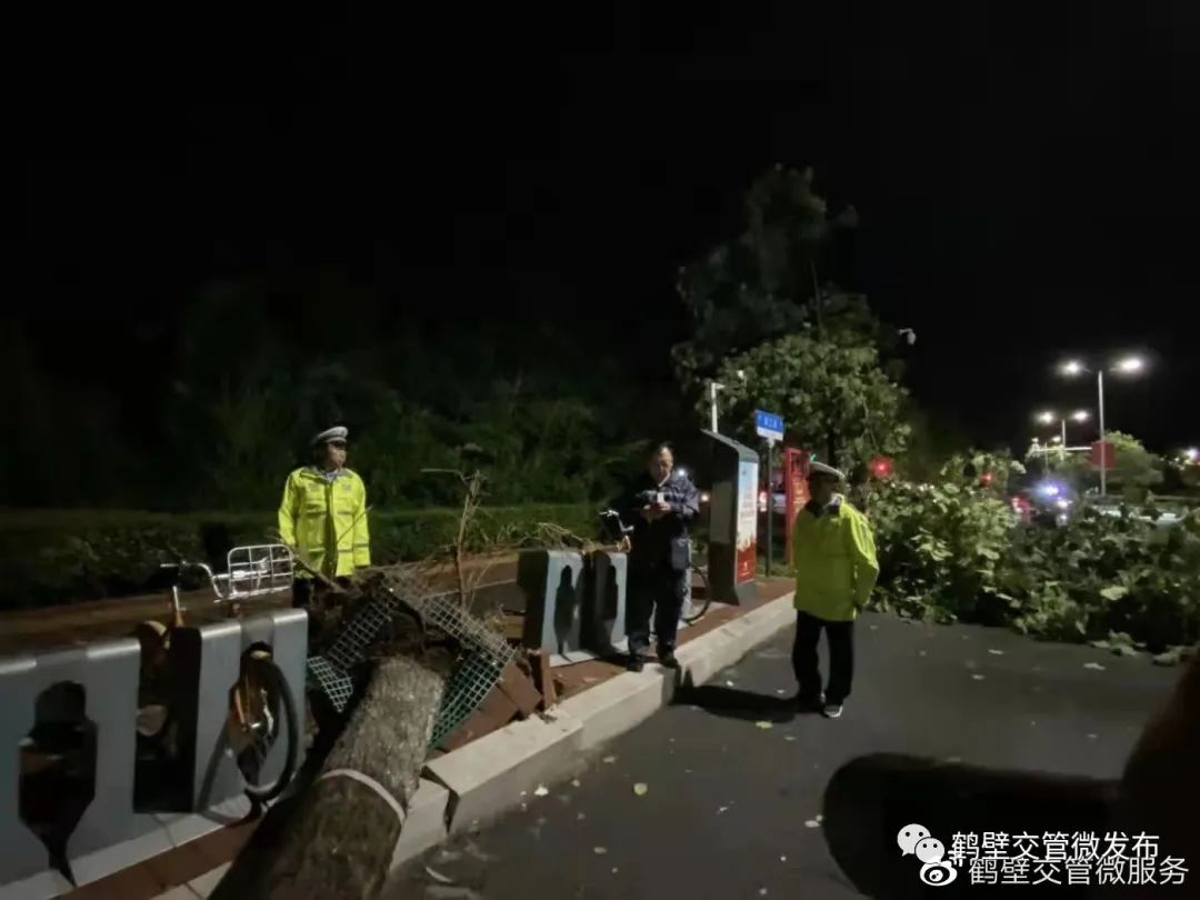 正能量丨暴风骤雨显担当，鹤壁交警全警动员保障人民群众生命财产安全