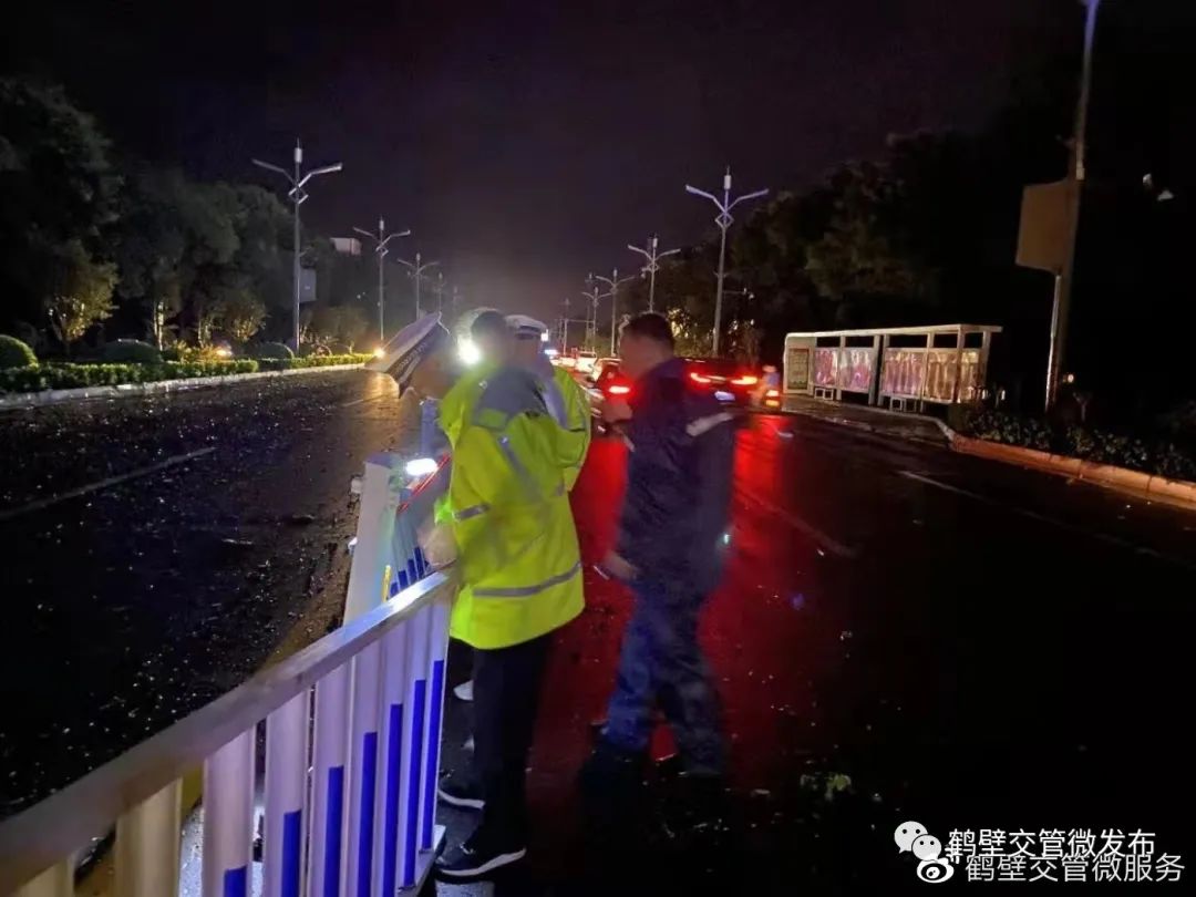 正能量丨暴风骤雨显担当，鹤壁交警全警动员保障人民群众生命财产安全