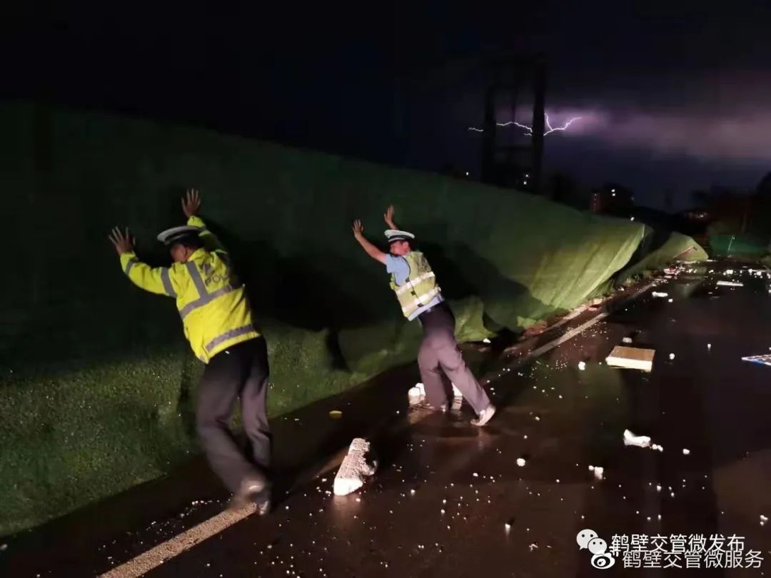 正能量丨暴风骤雨显担当，鹤壁交警全警动员保障人民群众生命财产安全