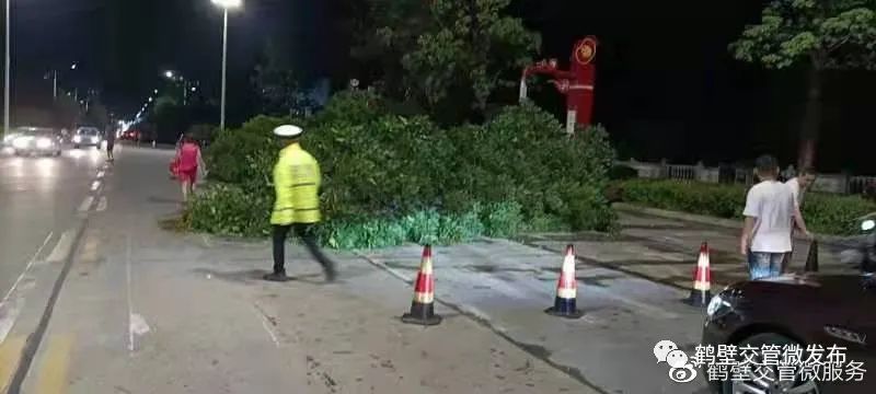 正能量丨暴风骤雨显担当，鹤壁交警全警动员保障人民群众生命财产安全