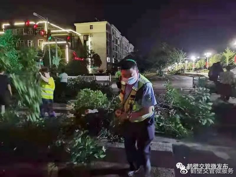 正能量丨暴风骤雨显担当，鹤壁交警全警动员保障人民群众生命财产安全