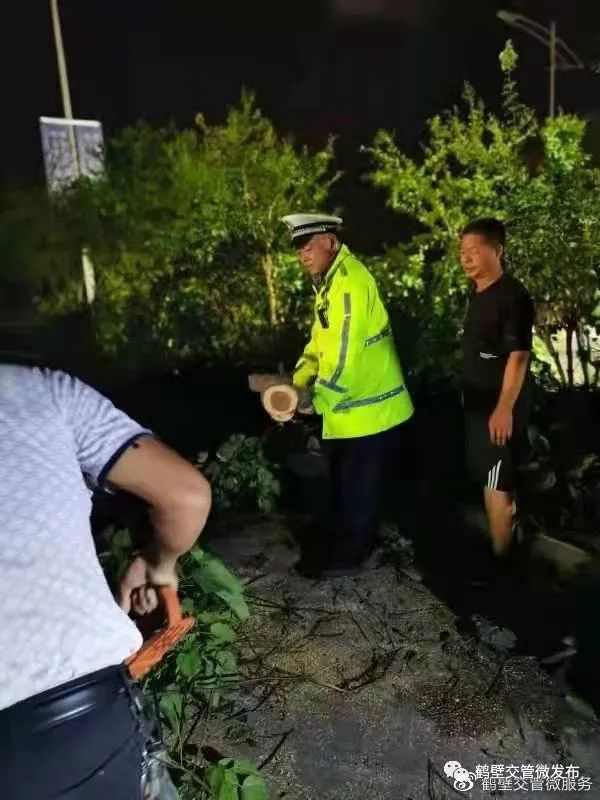 正能量丨暴风骤雨显担当，鹤壁交警全警动员保障人民群众生命财产安全