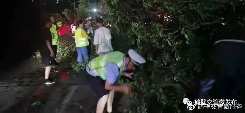 正能量丨暴风骤雨显担当，鹤壁交警全警动员保障人民群众生命财产安全