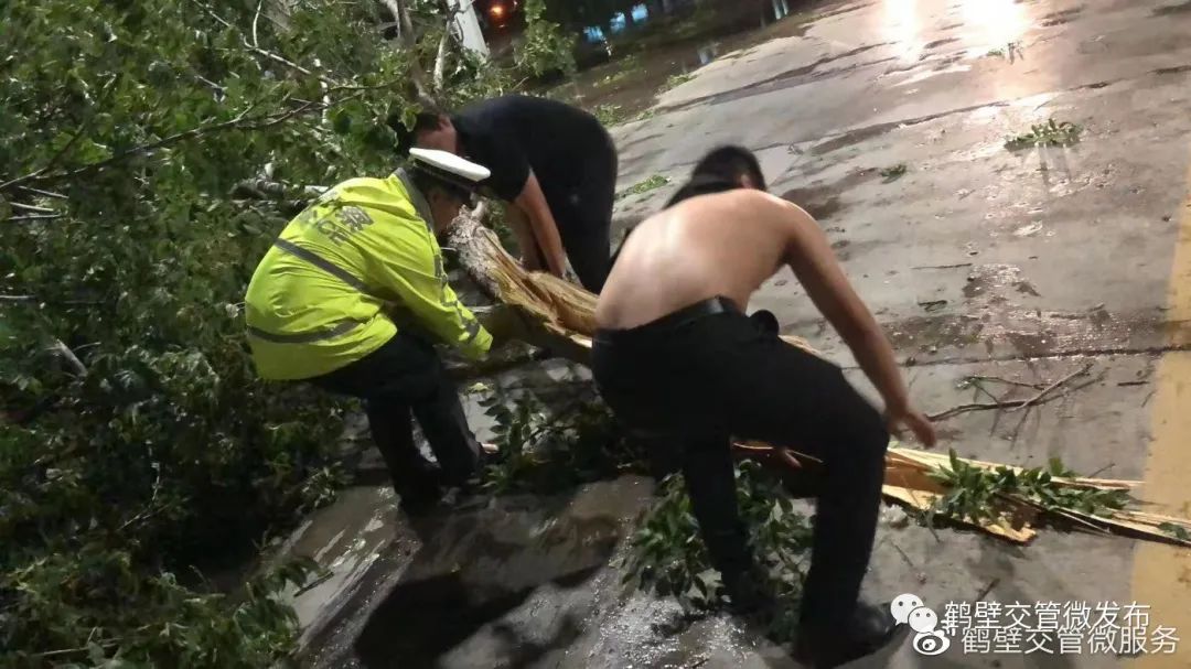 正能量丨暴风骤雨显担当，鹤壁交警全警动员保障人民群众生命财产安全