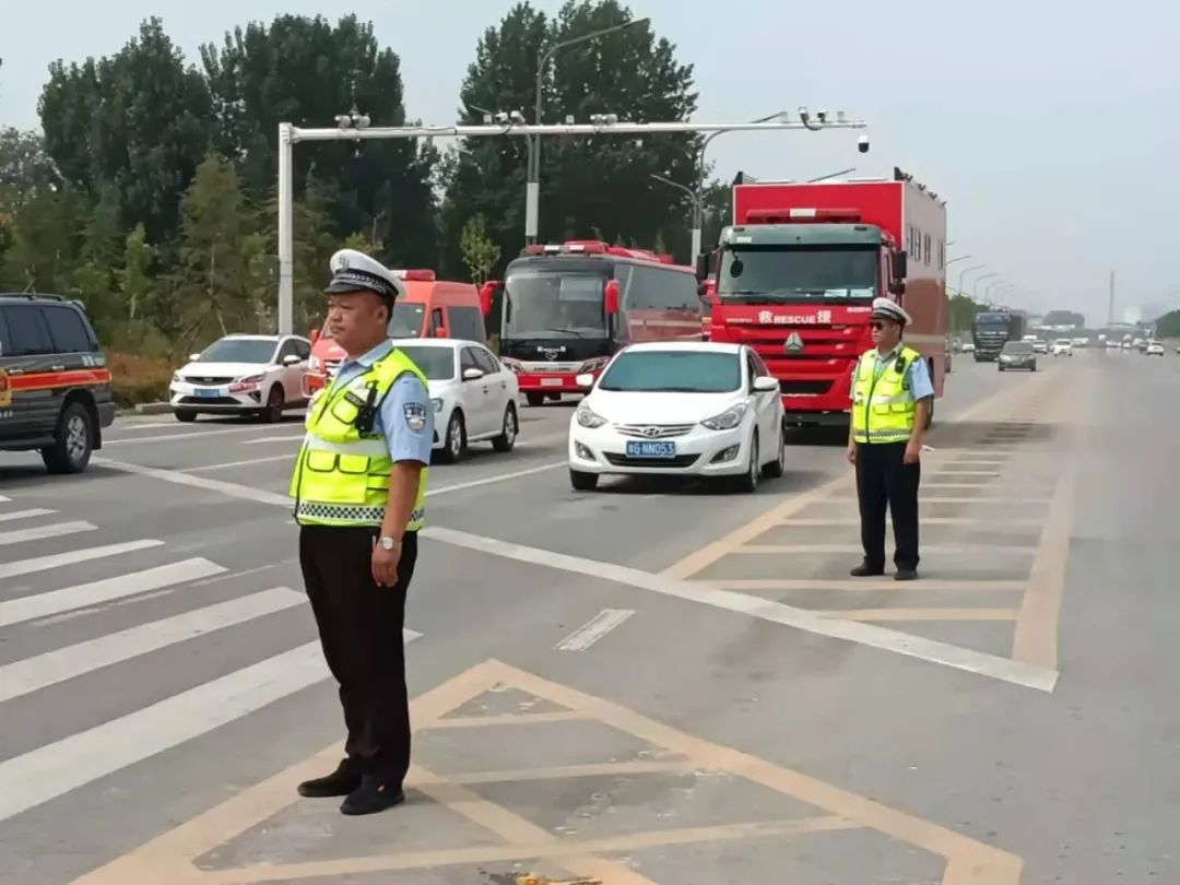 正能量丨暴风骤雨显担当，鹤壁交警全警动员保障人民群众生命财产安全