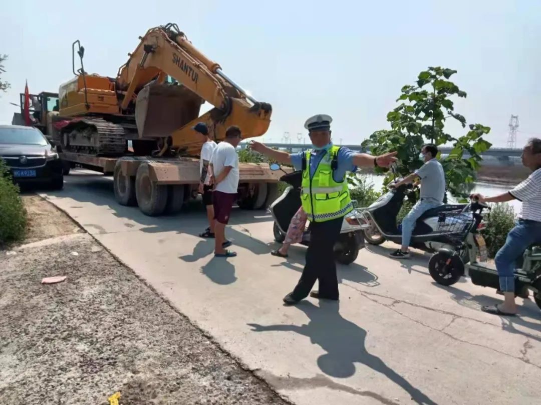 正能量丨暴风骤雨显担当，鹤壁交警全警动员保障人民群众生命财产安全